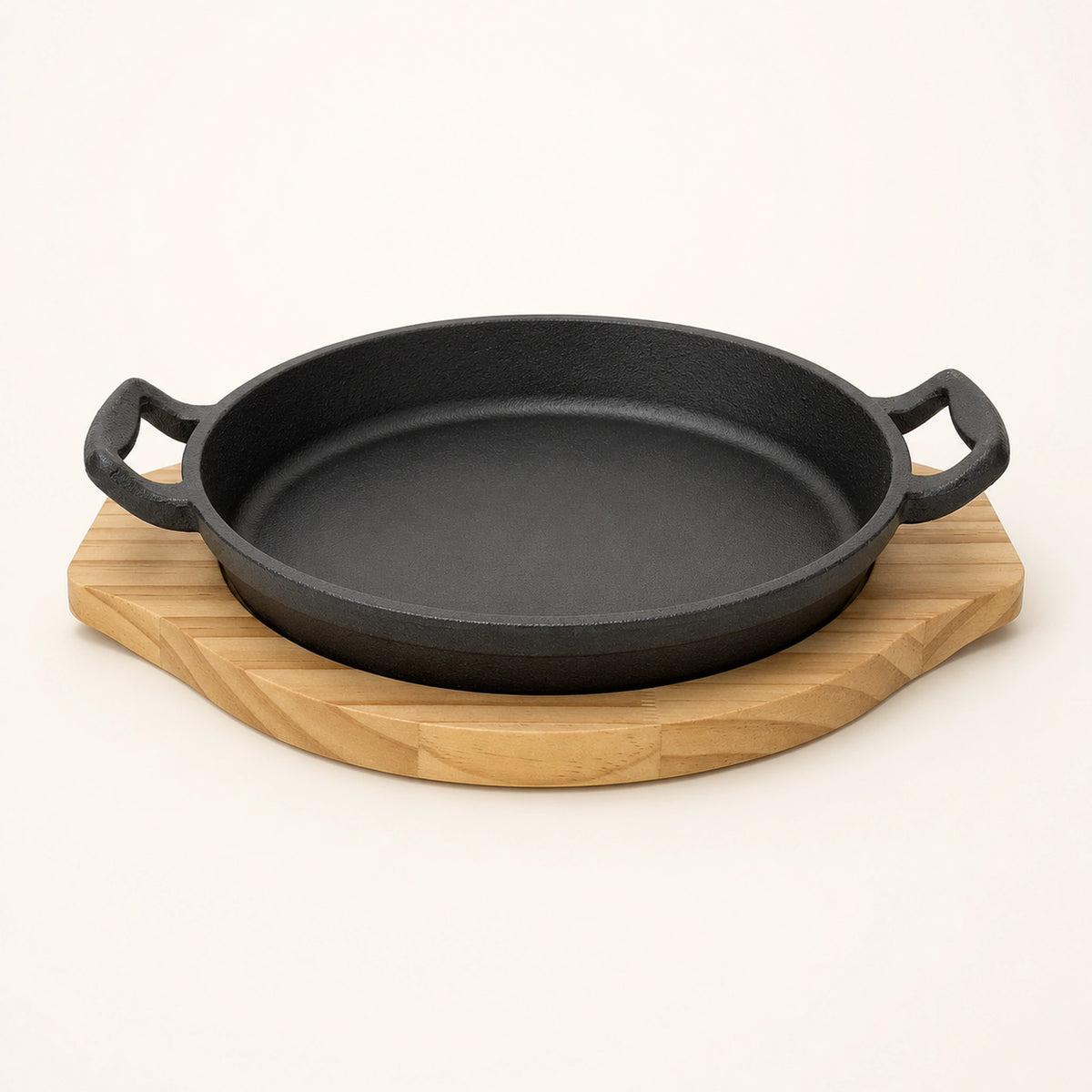 Bandeja de hierro fundido con base de madera, vista principal