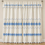 Par de cortinas bordadas satinadas con cenefa, fondo cream con bordado azul cielo – vista principal