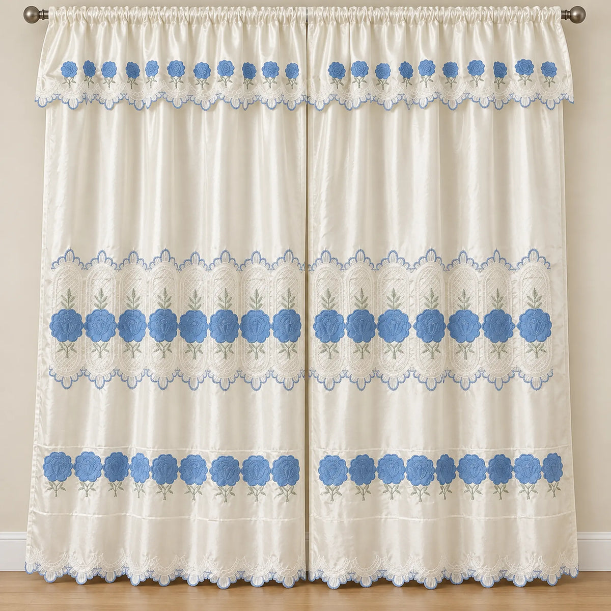 Par de cortinas bordadas satinadas con cenefa, fondo cream con bordado azul cielo – vista principal