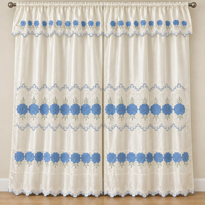Par de cortinas bordadas satinadas con cenefa, fondo cream con bordado azul cielo – vista principal