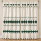 Par de cortinas bordadas satinadas con cenefa, fondo cream con bordado verde esmeralda – vista principal