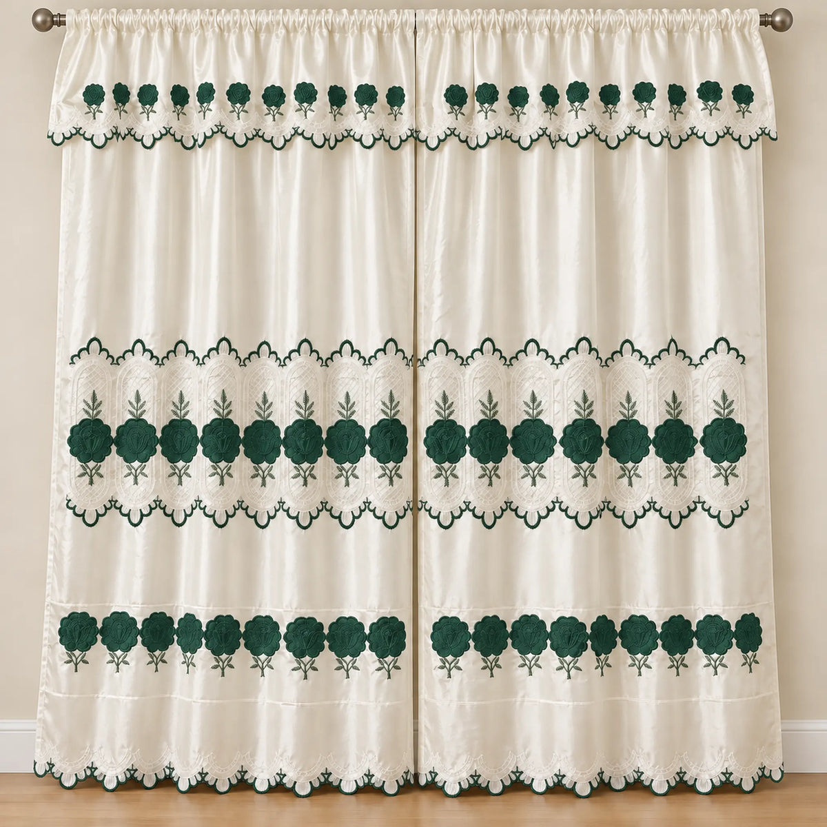 Par de cortinas bordadas satinadas con cenefa, fondo cream con bordado verde esmeralda – vista principal