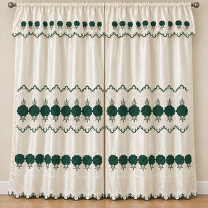 Par de cortinas bordadas satinadas con cenefa, fondo cream con bordado verde esmeralda – vista principal