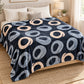 Frazada estampada afelpada 200 x 240 cm, diseño Aros Azul Marino – vista principal sobre la cama
