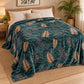 Frazada estampada afelpada 200 x 240 cm, diseño Hojas Tropicales Verde – vista principal sobre la cama