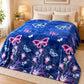 Frazada estampada afelpada 200 x 240 cm, diseño Mariposas Azul Marino – vista principal sobre la cama