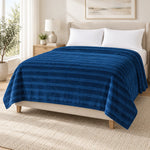 Frazada full azul marino de 180 x 220 cm con rayas en relieve – vista principal
