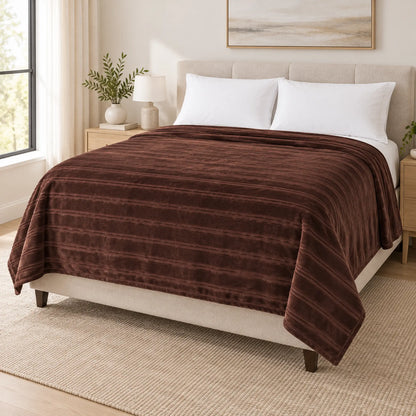 Frazada full chocolate de 180 x 220 cm con rayas en relieve – vista principal