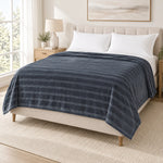 Frazada full gris de 180 x 220 cm con rayas en relieve – vista principal