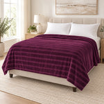 Frazada full morado de 180 x 220 cm con rayas en relieve – vista principal