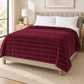 Frazada full color vino de 180 x 220 cm con rayas en relieve – vista principal