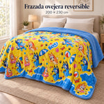 Frazada reversible piel de oveja, diseño Bluey, vista principal en el dormitorio