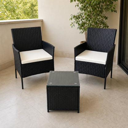 Juego de terraza de 3 piezas: 2 sillones y mesa auxiliar de ratán sintético en un balcón