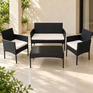 Juego de terraza 2+1+1 en tejido negro con cojines crema: sofá de 2 puestos, 2 sillones y mesa, ambientado en una terraza