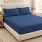 Forro ajustable liso con 2 sobrefundas bordadas, color Azul Navy – forro ajustable y 2 sobrefundas en la cama