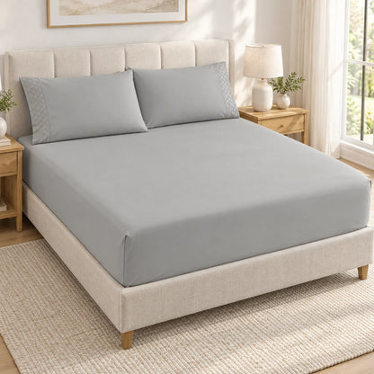Forro ajustable liso con 2 sobrefundas bordadas, color Gris – forro ajustable y 2 sobrefundas en la cama