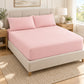 Forro ajustable liso con 2 sobrefundas bordadas, color Rosa Claro – forro ajustable y 2 sobrefundas en la cama