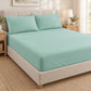 Forro ajustable liso con 2 sobrefundas bordadas, color Verde Menta – forro ajustable y 2 sobrefundas en la cama