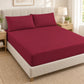 Forro ajustable liso con 2 sobrefundas bordadas, color Vino – forro ajustable y 2 sobrefundas en la cama