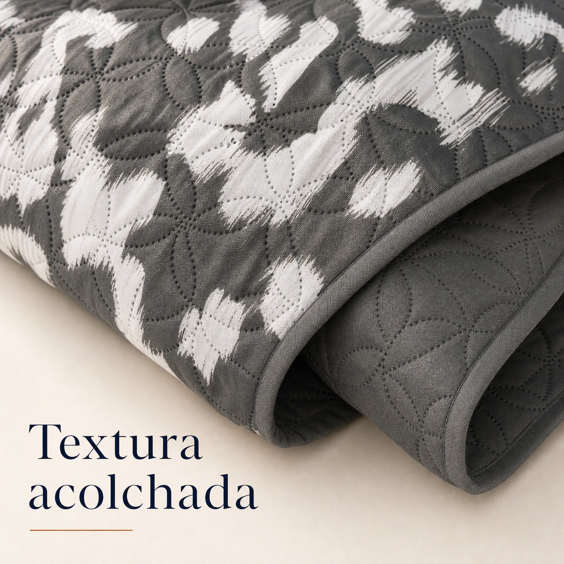 Detalle de la textura acolchada estilo arabesco del protector de sofá Cádiz