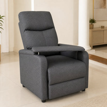 Sillón reclinable tapizado en gris con bandeja abatible integrada, vista frontal en sala