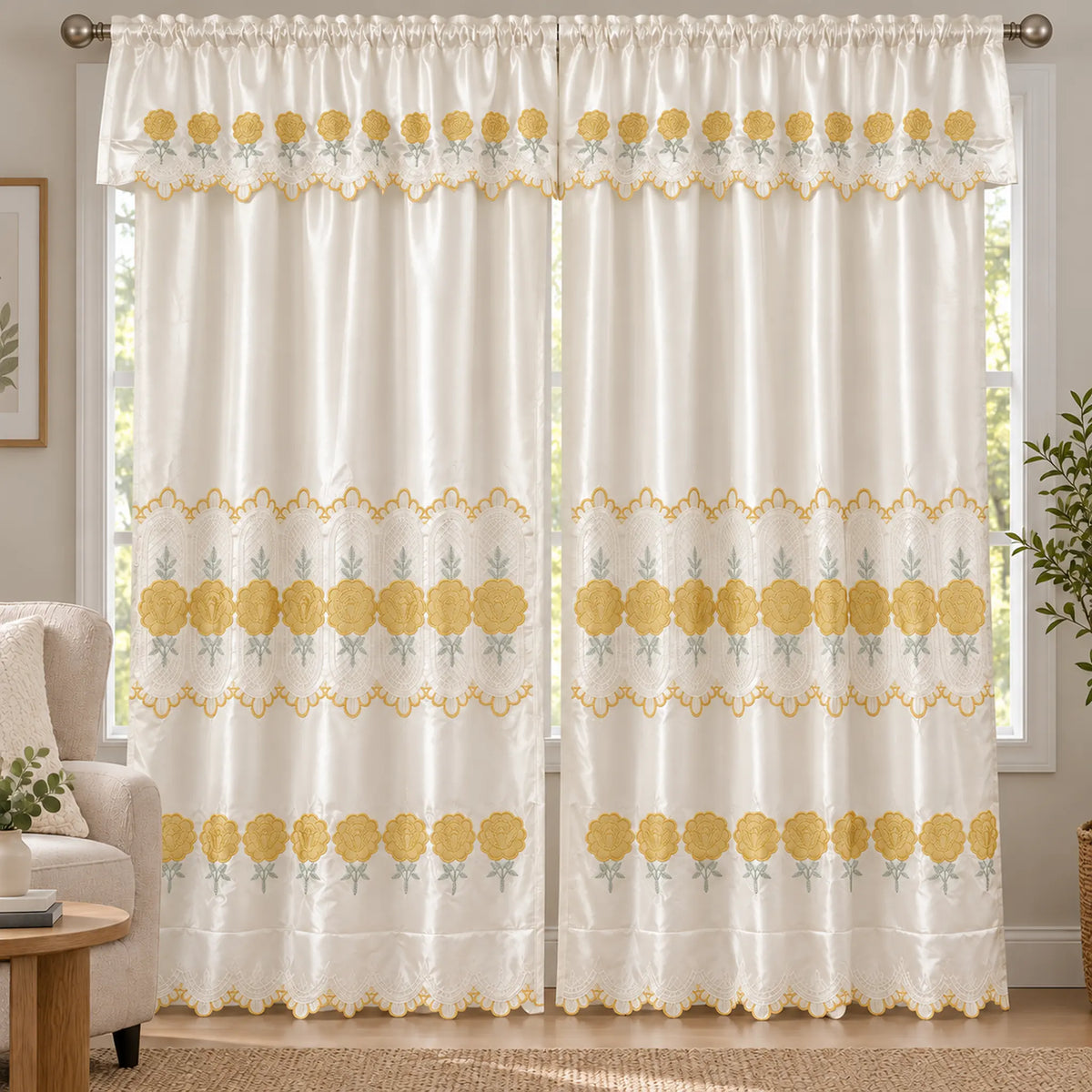 Par de cortinas bordadas satinadas con cenefa, fondo cream con bordado dorado – en una sala