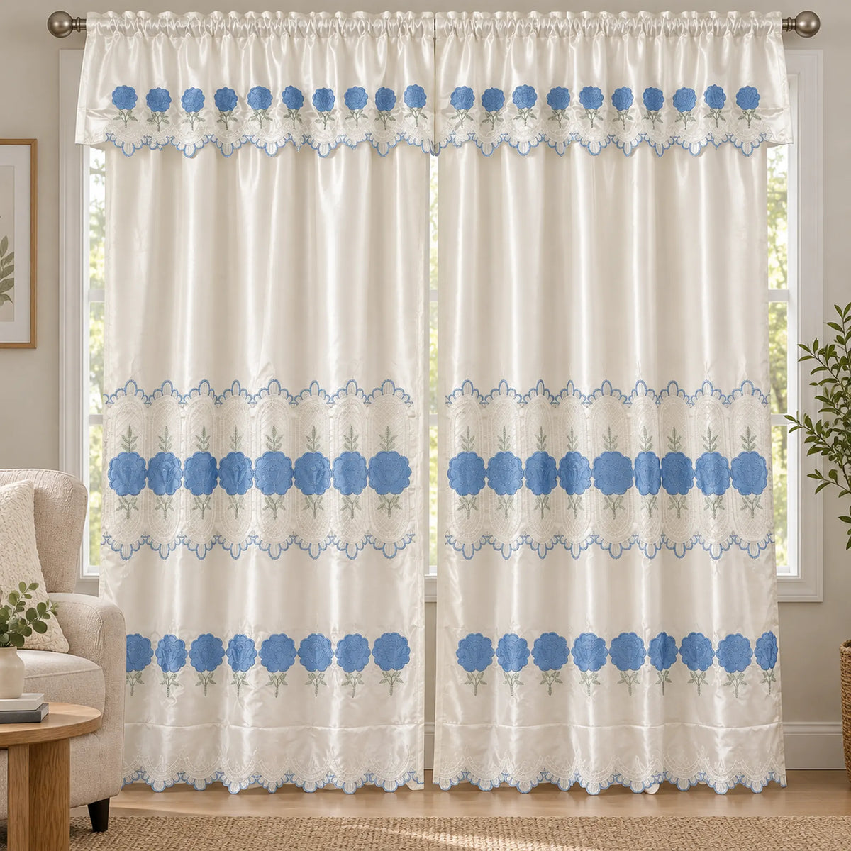Par de cortinas bordadas satinadas con cenefa, fondo cream con bordado azul cielo – en una sala