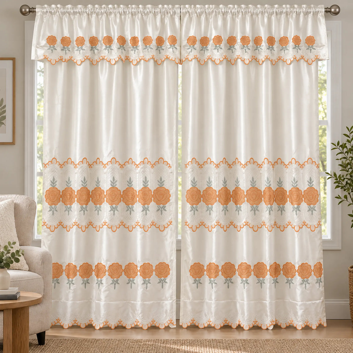 Par de cortinas bordadas satinadas con cenefa, fondo cream con bordado naranja coral – en una sala