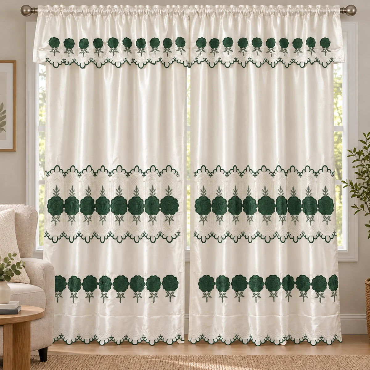Par de cortinas bordadas satinadas con cenefa, fondo cream con bordado verde esmeralda – en una sala