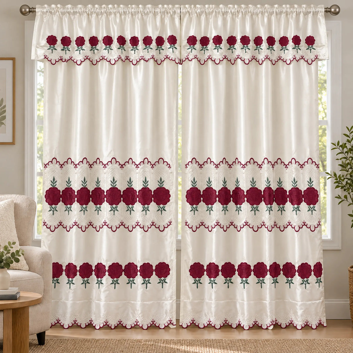 Par de cortinas bordadas satinadas con cenefa, fondo cream con bordado rojo vino – en una sala