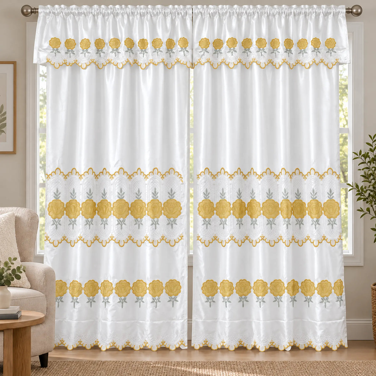 Par de cortinas blancas bordadas satinadas con cenefa, bordado dorado – en una sala