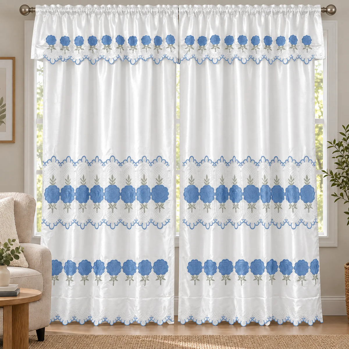 Par de cortinas blancas bordadas satinadas con cenefa, bordado azul cielo – en una sala