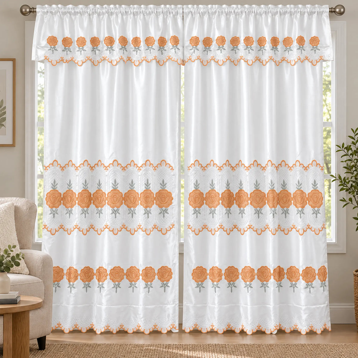 Par de cortinas blancas bordadas satinadas con cenefa, bordado naranja coral – en una sala