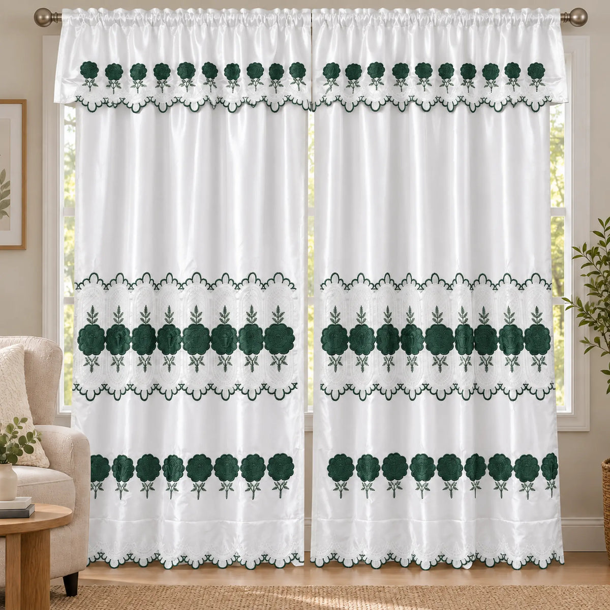 Par de cortinas blancas bordadas satinadas con cenefa, bordado verde esmeralda – en una sala