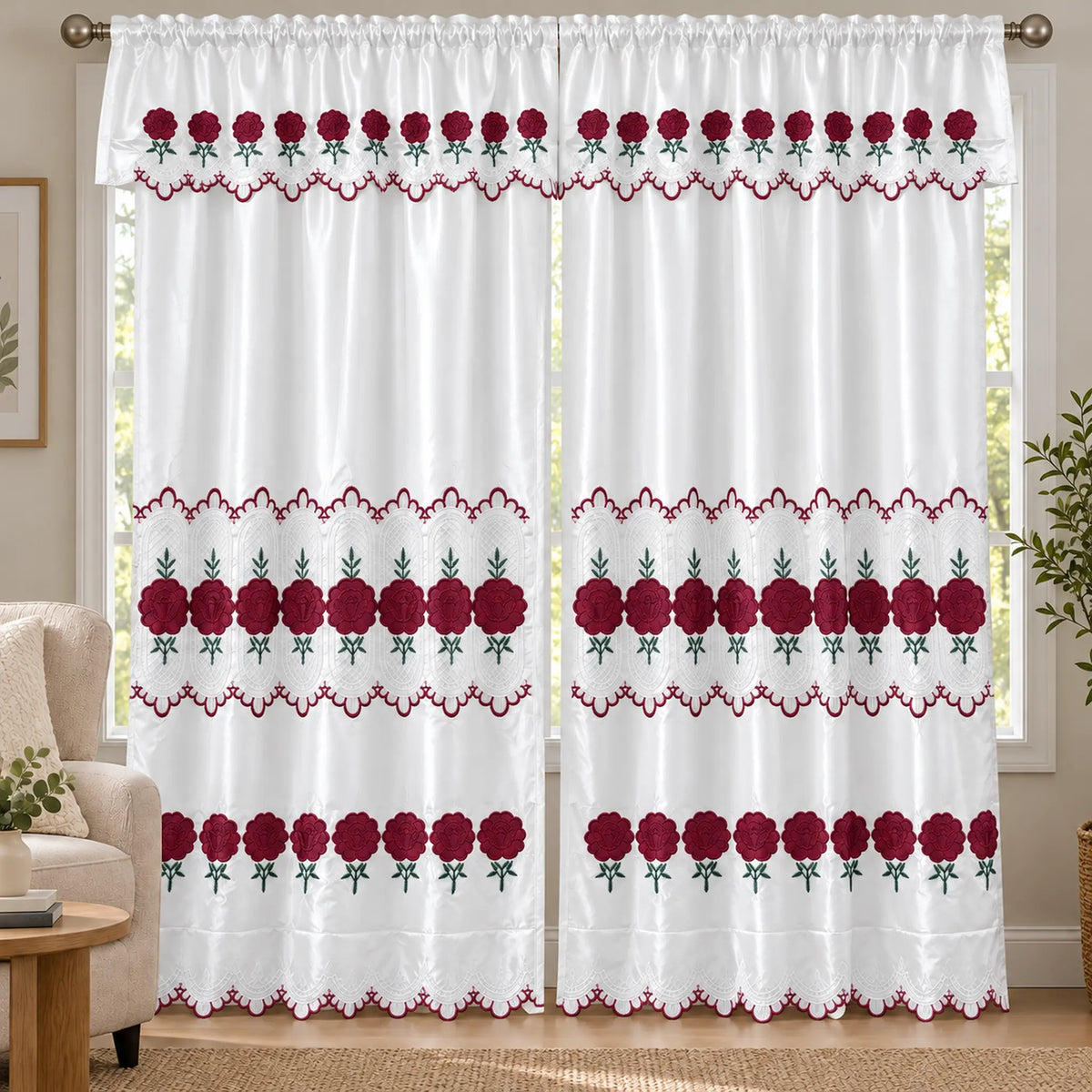 Par de cortinas blancas bordadas satinadas con cenefa, bordado rojo vino – en una sala