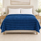 Frazada full azul marino de 180 x 220 cm con rayas en relieve – vista frontal sobre la cama
