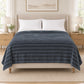 Frazada full gris de 180 x 220 cm con rayas en relieve – vista frontal sobre la cama