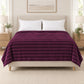 Frazada full morado de 180 x 220 cm con rayas en relieve – vista frontal sobre la cama