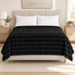 Frazada full negra de 180 x 220 cm con rayas en relieve – vista frontal sobre la cama