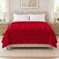 Frazada full roja de 180 x 220 cm con rayas en relieve – vista frontal sobre la cama