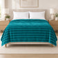 Frazada full turquesa de 180 x 220 cm con rayas en relieve – vista frontal sobre la cama