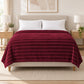 Frazada full color vino de 180 x 220 cm con rayas en relieve – vista frontal sobre la cama