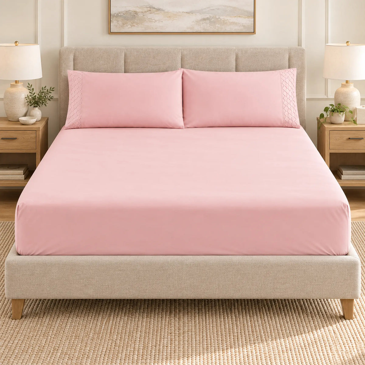 Forro ajustable liso con 2 sobrefundas bordadas, color Rosa Claro – vista frontal