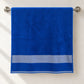 Toalla de baño Hilasal Egyptia color azul royal colgada
