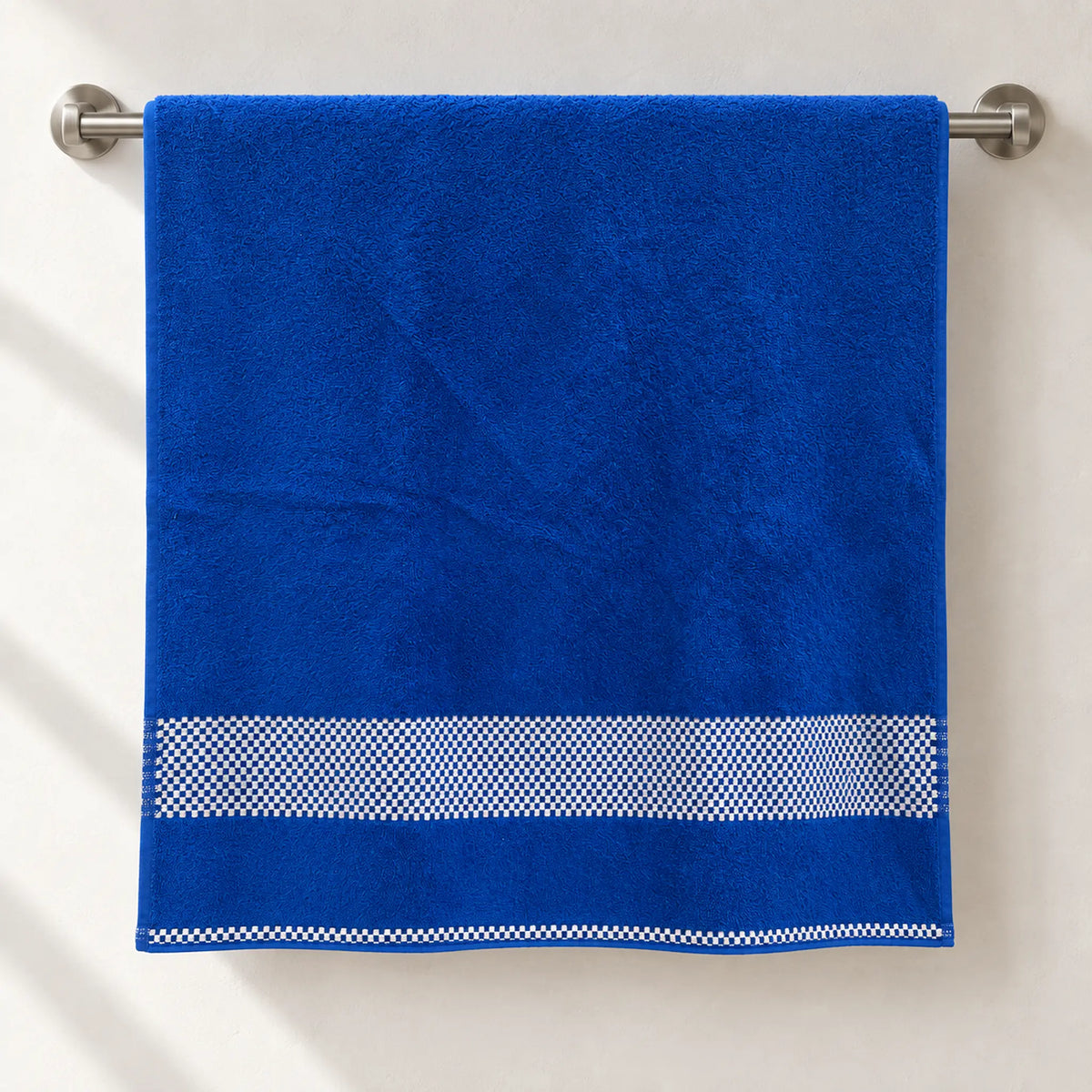 Toalla de baño Hilasal Egyptia color azul royal colgada