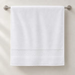 Toalla de baño Hilasal Egyptia color blanco colgada