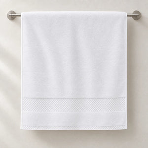 Toalla de baño Hilasal Egyptia color blanco colgada