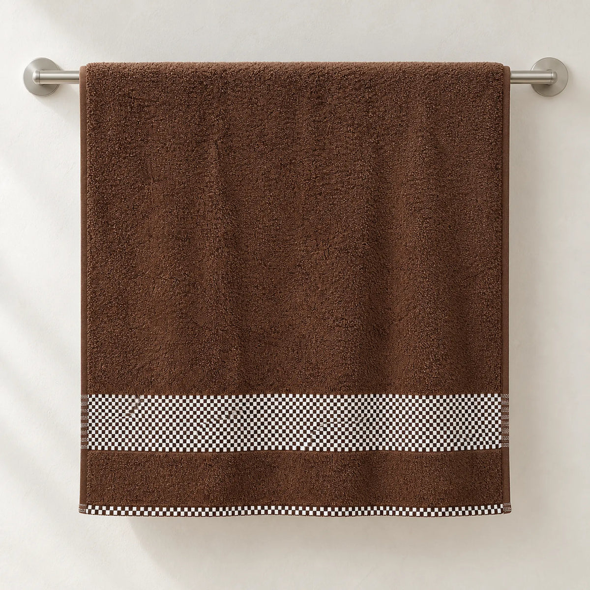 Toalla de baño Hilasal Egyptia color café oscuro colgada