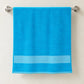 Toalla de baño Hilasal Egyptia color celeste colgada