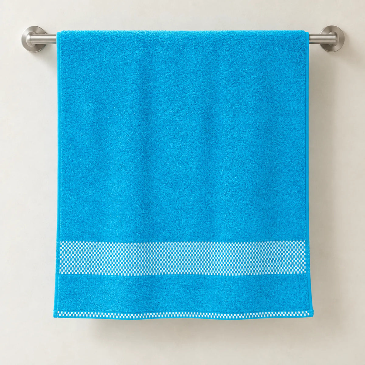 Toalla de baño Hilasal Egyptia color celeste colgada